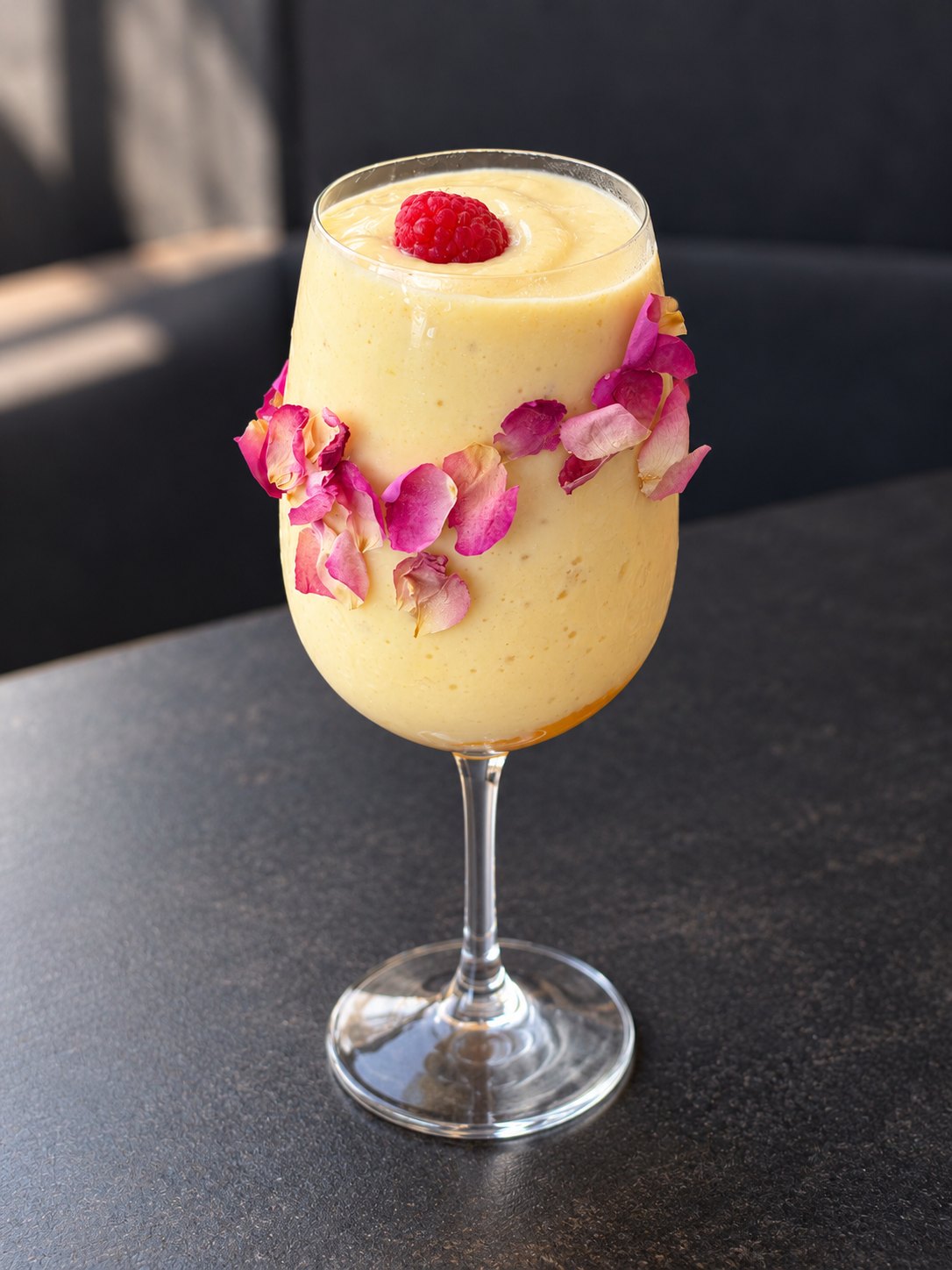 Smoothie mangue décoré de fleurs